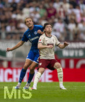 30.08.2026, Fussball Bundesliga 2026/2027, 1.Spieltag, FC Augsburg - FC Schalke 04, in der WWK-Arena Augsburg, v.li: Timo Becker (FC Schalke 04) und Michael Gregoritsch (FC Augsburg) erwarten den Ball 