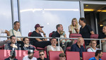 30.08.2026, Fussball Bundesliga 2026/2027, 1.Spieltag, FC Augsburg - FC Schalke 04, in der WWK-Arena Augsburg, Bundestrainer Jürgen Klopp (mitte, Deutschland) zu Gast auf der Tribüne bei Geschäftsführer Michael Ströll (FC Augsburg), li: Co-Trainer Peter Krawietz (Deutschland), re: Präsident Markus Krapf (FC Augsburg) und Ehefrau von Ströll.