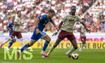 30.08.2026, Fussball Bundesliga 2026/2027, 1.Spieltag, FC Augsburg - FC Schalke 04, in der WWK-Arena Augsburg, Adil Aouchiche (FC Schalke 04) am Ball gegen Iris Chrislain Aurel Matisma (FC Augsburg) 
