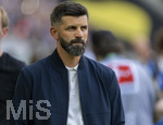 30.08.2026, Fussball Bundesliga 2026/2027, 1.Spieltag, FC Augsburg - FC Schalke 04, in der WWK-Arena Augsburg, Trainer Miron Muslic (FC Schalke 04) nachdenklich 