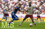 30.08.2026, Fussball Bundesliga 2026/2027, 1.Spieltag, FC Augsburg - FC Schalke 04, in der WWK-Arena Augsburg, Adil Aouchiche (FC Schalke 04) am Ball gegen Iris Chrislain Aurel Matisma (FC Augsburg) 