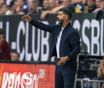 30.08.2026, Fussball Bundesliga 2026/2027, 1.Spieltag, FC Augsburg - FC Schalke 04, in der WWK-Arena Augsburg, Trainer Miron Muslic (FC Schalke 04) in Rage an der Seitenlinie.