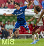 30.08.2026, Fussball Bundesliga 2026/2027, 1.Spieltag, FC Augsburg - FC Schalke 04, in der WWK-Arena Augsburg, Soufiane El-Faouzi (FC Schalke 04) im Flug