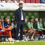 30.08.2026, Fussball Bundesliga 2026/2027, 1.Spieltag, FC Augsburg - FC Schalke 04, in der WWK-Arena Augsburg, Trainer Miron Muslic (FC Schalke 04) nachdenklich an der Bank. 