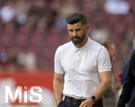 30.08.2026, Fussball Bundesliga 2026/2027, 1.Spieltag, FC Augsburg - FC Schalke 04, in der WWK-Arena Augsburg, Trainer Miron Muslic (FC Schalke 04) nachdenklich  