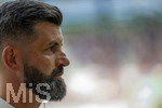 30.08.2026, Fussball Bundesliga 2026/2027, 1.Spieltag, FC Augsburg - FC Schalke 04, in der WWK-Arena Augsburg,  Trainer Miron Muslic (FC Schalke 04) nachdenklich 