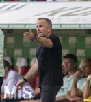 30.08.2026, Fussball Bundesliga 2026/2027, 1.Spieltag, FC Augsburg - FC Schalke 04, in der WWK-Arena Augsburg, Trainer Manuel Baum (FC Augsburg) gibt Anweisungen. 