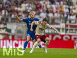 30.08.2026, Fussball Bundesliga 2026/2027, 1.Spieltag, FC Augsburg - FC Schalke 04, in der WWK-Arena Augsburg, v.li: Timo Becker (FC Schalke 04) und Michael Gregoritsch (FC Augsburg) erwarten den Ball 