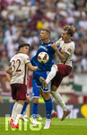 30.08.2026, Fussball Bundesliga 2026/2027, 1.Spieltag, FC Augsburg - FC Schalke 04, in der WWK-Arena Augsburg, v.li: Fabian Rieder (FC Augsburg), Edin Dzeko (Schalke 04), Calvin Brackelmann (FC Augsburg) 
