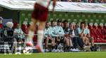 30.08.2026, Fussball Bundesliga 2026/2027, 1.Spieltag, FC Augsburg - FC Schalke 04, in der WWK-Arena Augsburg, Trainerbank Augsburg starrt gebannt im kollektiv auf die Spielszene.