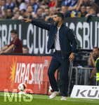 30.08.2026, Fussball Bundesliga 2026/2027, 1.Spieltag, FC Augsburg - FC Schalke 04, in der WWK-Arena Augsburg, Trainer Miron Muslic (FC Schalke 04) in Rage an der Seitenlinie.