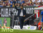 30.08.2026, Fussball Bundesliga 2026/2027, 1.Spieltag, FC Augsburg - FC Schalke 04, in der WWK-Arena Augsburg, Trainer Miron Muslic (FC Schalke 04) in Rage an der Seitenlinie. 