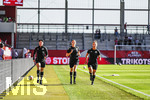 31.08.2026, München, Deutschland. Google Pixel Frauen-Bundesliga: FC Bayern München Frauen gegen 1. FSV Mainz 05 Frauen am FC Bayern Campus. Erstes Heimspiel des FC Bayern München in der Saison 2026/27. Das Schiedsrichter-Team wärmt sich vor dem Spiel auf.