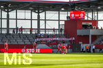 31.08.2026, München, Deutschland. Google Pixel Frauen-Bundesliga: FC Bayern München Frauen gegen 1. FSV Mainz 05 Frauen am FC Bayern Campus. Erstes Heimspiel des FC Bayern München in der Saison 2026/27. Fans halten ein Plakat mit der Aussage: MONTAGSSPIELE ABSCHAFFEN!