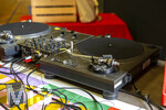 04.09.2026,  Mindelheim im Unterallgäu, ein Discjockey hat seine Plattenspieler aufgebaut.