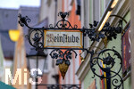 04.09.2026,  Mindelheim im Unterallgäu, historische Altstadt mit zahlreichen Denkmalgeschützen Bauten aus dem Mittelalter. Hier in der Fussgängerzone ein dekorativer Metall-Ausleger der zur Weinstube hinweist.