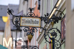 04.09.2026,  Mindelheim im Unterallgäu, historische Altstadt mit zahlreichen Denkmalgeschützen Bauten aus dem Mittelalter. Hier in der Fussgängerzone ein dekorativer Metall-Ausleger der zur Weinstube hinweist.
