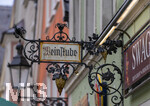 04.09.2026,  Mindelheim im Unterallgäu, historische Altstadt mit zahlreichen Denkmalgeschützen Bauten aus dem Mittelalter. Hier in der Fussgängerzone ein dekorativer Metall-Ausleger der zur Weinstube hinweist.