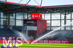 06.09.2026, München, Deutschland. Google Pixel Frauen-Bundesliga: FC Bayern München Frauen gegen SC Freiburg Frauen am FC Bayern Campus. Scoreboard mit der Bewässerungsanlage