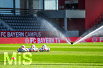 06.09.2026, München, Deutschland. Google Pixel Frauen-Bundesliga: FC Bayern München Frauen gegen SC Freiburg Frauen am FC Bayern Campus. Auf dem Platz liegen die Fußbälle auf einem Haufen.