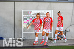 06.09.2026, München, Deutschland. Google Pixel Frauen-Bundesliga: FC Bayern München Frauen gegen SC Freiburg Frauen am FC Bayern Campus. Lisa Kolb (SC Freiburg Frauen), Lisa Karl (SC Freiburg Frauen), Julia Stierli (SC Freiburg Frauen)