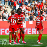 06.09.2026, München, Deutschland. Google Pixel Frauen-Bundesliga: FC Bayern München Frauen gegen SC Freiburg Frauen am FC Bayern Campus. Momoko Tanikawa (FC Bayern Frauen) und Sarah Zadrazil (FC Bayern Frauen) jubeln.