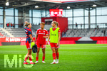 06.09.2026, München, Deutschland. Google Pixel Frauen-Bundesliga: FC Bayern München Frauen gegen SC Freiburg Frauen am FC Bayern Campus. Barbara Dunst (FC Bayern Frauen), Momoko Tanikawa (FC Bayern Frauen) Magdalena Eriksson (FC Bayern Frauen)