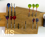 10.09.2026, Dart-Vereinsheim im Allgäu, Dartspielen ist ein Wurf- und Präzisionssport für Alt und Jung. Steel-Dartpfeile stecken bereit zum werfen.