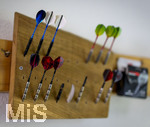 10.09.2026, Dart-Vereinsheim im Allgäu, Dartspielen ist ein Wurf- und Präzisionssport für Alt und Jung. Steel-Dartpfeile stecken bereit zum werfen.