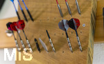 10.09.2026, Dart-Vereinsheim im Allgäu, Dartspielen ist ein Wurf- und Präzisionssport für Alt und Jung. Steel-Dartpfeile stecken bereit zum werfen.