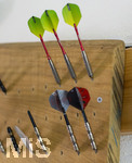 10.09.2026, Dart-Vereinsheim im Allgäu, Dartspielen ist ein Wurf- und Präzisionssport für Alt und Jung. Steel-Dartpfeile stecken bereit zum werfen.