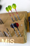 10.09.2026, Dart-Vereinsheim im Allgäu, Dartspielen ist ein Wurf- und Präzisionssport für Alt und Jung. Steel-Dartpfeile stecken bereit zum werfen.