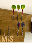 10.09.2026, Dart-Vereinsheim im Allgäu, Dartspielen ist ein Wurf- und Präzisionssport für Alt und Jung. Steel-Dartpfeile stecken bereit zum werfen.