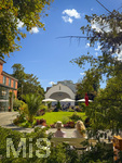 30.08.2026, Kurtheater Bad Wörishofen, Der Platz vor dem Kurhaus und der Kurmuschel. Derzeit findet der Kunstsommer statt, hier steht ein nackter rotlackierter Holz-Mann im Rasen eines teilnehmenden Künstlers. An dieser Stelle auf dem Rasen soll bald ein über 30 m hohes Riesenrad stehen, als neue Attraktion für die Kurstadt. 