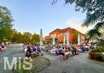 07.09.2026, Bad Wörishofen, In der Kurmuschel am Platz vor dem Kurhaus findet ein Freiluft-Konzert statt. Die regional bekannte Rockband Rock-Fun gibt ein Konzert. Viele Hundert Besucher und Musikfans lauschen den Musikern.