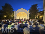 07.09.2026, Bad Wörishofen, In der Kurmuschel am Platz vor dem Kurhaus findet ein Freiluft-Konzert statt. Die regional bekannte Rockband Rock-Fun gibt ein Konzert. Viele Hundert Besucher und Musikfans lauschen den Musikern. Der Name ist Programm: Rock Fun nennt sich das Bandprojekt der musikalischen Urgesteine Klaus-Jürgen Herrmannsdörfer (Am Keyboard), Franz Blochum, Oliver Grimm und Andreas Henser.   