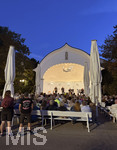 07.09.2026, Bad Wörishofen, In der Kurmuschel am Platz vor dem Kurhaus findet ein Freiluft-Konzert statt. Die regional bekannte Rockband Rock-Fun gibt ein Konzert. Viele Hundert Besucher und Musikfans lauschen den Musikern. Der Name ist Programm: Rock Fun nennt sich das Bandprojekt der musikalischen Urgesteine Klaus-Jürgen Herrmannsdörfer (Am Keyboard), Franz Blochum, Oliver Grimm und Andreas Henser.   