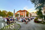 07.09.2026, Bad Wörishofen, In der Kurmuschel am Platz vor dem Kurhaus findet ein Freiluft-Konzert statt. Die regional bekannte Rockband Rock-Fun gibt ein Konzert. Viele Hundert Besucher und Musikfans lauschen den Musikern.