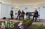 07.09.2026, Bad Wörishofen, In der Kurmuschel am Platz vor dem Kurhaus findet ein Freiluft-Konzert statt. Die regional bekannte Rockband Rock-Fun gibt ein Konzert. Viele Hundert Besucher und Musikfans lauschen den Musikern. Der Name ist Programm: Rock Fun nennt sich das Bandprojekt der musikalischen Urgesteine Klaus-Jürgen Herrmannsdörfer (Am Keyboard), Franz Blochum, Oliver Grimm und Andreas Henser.  