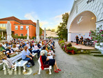 07.09.2026, Bad Wörishofen, In der Kurmuschel am Platz vor dem Kurhaus findet ein Freiluft-Konzert statt. Die regional bekannte Rockband Rock-Fun gibt ein Konzert. Viele Hundert Besucher und Musikfans lauschen den Musikern. Der Name ist Programm: Rock Fun nennt sich das Bandprojekt der musikalischen Urgesteine Klaus-Jürgen Herrmannsdörfer (Am Mikrofon), Franz Blochum, Oliver Grimm und Andreas Henser.  