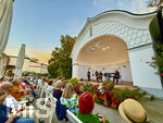 07.09.2026, Bad Wörishofen, In der Kurmuschel am Platz vor dem Kurhaus findet ein Freiluft-Konzert statt. Die regional bekannte Rockband Rock-Fun gibt ein Konzert. Viele Hundert Besucher und Musikfans lauschen den Musikern. Der Name ist Programm: Rock Fun nennt sich das Bandprojekt der musikalischen Urgesteine Klaus-Jürgen Herrmannsdörfer (Am Keyboard), Franz Blochum, Oliver Grimm und Andreas Henser.  