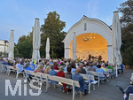07.09.2026, Bad Wörishofen, In der Kurmuschel am Platz vor dem Kurhaus findet ein Freiluft-Konzert statt. Die regional bekannte Rockband Rock-Fun gibt ein Konzert. Viele Hundert Besucher und Musikfans lauschen den Musikern. Der Name ist Programm: Rock Fun nennt sich das Bandprojekt der musikalischen Urgesteine Klaus-Jürgen Herrmannsdörfer (Am Keyboard), Franz Blochum, Oliver Grimm und Andreas Henser.  