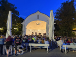 07.09.2026, Bad Wörishofen, In der Kurmuschel am Platz vor dem Kurhaus findet ein Freiluft-Konzert statt. Die regional bekannte Rockband Rock-Fun gibt ein Konzert. Viele Hundert Besucher und Musikfans lauschen den Musikern. Der Name ist Programm: Rock Fun nennt sich das Bandprojekt der musikalischen Urgesteine Klaus-Jürgen Herrmannsdörfer (Am Keyboard), Franz Blochum, Oliver Grimm und Andreas Henser.   
