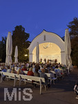 07.09.2026, Bad Wörishofen, In der Kurmuschel am Platz vor dem Kurhaus findet ein Freiluft-Konzert statt. Die regional bekannte Rockband Rock-Fun gibt ein Konzert. Viele Hundert Besucher und Musikfans lauschen den Musikern. 
