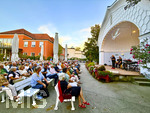 07.09.2026, Bad Wörishofen, In der Kurmuschel am Platz vor dem Kurhaus findet ein Freiluft-Konzert statt. Die regional bekannte Rockband Rock-Fun gibt ein Konzert. Viele Hundert Besucher und Musikfans lauschen den Musikern. 