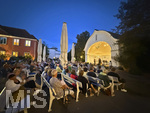 07.09.2026, Bad Wörishofen, In der Kurmuschel am Platz vor dem Kurhaus findet ein Freiluft-Konzert statt. Die regional bekannte Rockband Rock-Fun gibt ein Konzert. Viele Hundert Besucher und Musikfans lauschen den Musikern. 