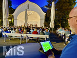 07.09.2026, Bad Wörishofen, In der Kurmuschel am Platz vor dem Kurhaus findet ein Freiluft-Konzert statt. Die regional bekannte Rockband Rock-Fun gibt ein Konzert. Viele Hundert Besucher und Musikfans lauschen den Musikern. Der Name ist Programm: Rock Fun nennt sich das Bandprojekt der musikalischen Urgesteine Klaus-Jürgen Herrmannsdörfer (Am Keyboard), Franz Blochum, Oliver Grimm und Andreas Henser.  re: Tonmeister Daniel Zweig sorgt für die richtigen Töne am iPad-Mischpult.