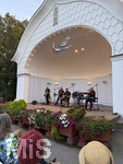 07.09.2026, Bad Wörishofen, In der Kurmuschel am Platz vor dem Kurhaus findet ein Freiluft-Konzert statt. Die regional bekannte Rockband Rock-Fun gibt ein Konzert. Viele Hundert Besucher und Musikfans lauschen den Musikern. Der Name ist Programm: Rock Fun nennt sich das Bandprojekt der musikalischen Urgesteine Klaus-Jürgen Herrmannsdörfer (Am Keyboard), Franz Blochum, Oliver Grimm und Andreas Henser.   