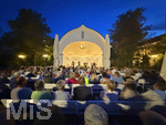 07.09.2026, Bad Wörishofen, In der Kurmuschel am Platz vor dem Kurhaus findet ein Freiluft-Konzert statt. Die regional bekannte Rockband Rock-Fun gibt ein Konzert. Viele Hundert Besucher und Musikfans lauschen den Musikern. Der Name ist Programm: Rock Fun nennt sich das Bandprojekt der musikalischen Urgesteine Klaus-Jürgen Herrmannsdörfer (Am Keyboard), Franz Blochum, Oliver Grimm und Andreas Henser.   