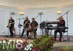 07.09.2026, Bad Wörishofen, In der Kurmuschel am Platz vor dem Kurhaus findet ein Freiluft-Konzert statt. Die regional bekannte Rockband Rock-Fun gibt ein Konzert. Viele Hundert Besucher und Musikfans lauschen den Musikern. Der Name ist Programm: Rock Fun nennt sich das Bandprojekt der musikalischen Urgesteine Klaus-Jürgen Herrmannsdörfer (Am Keyboard), Franz Blochum, Oliver Grimm und Andreas Henser.  